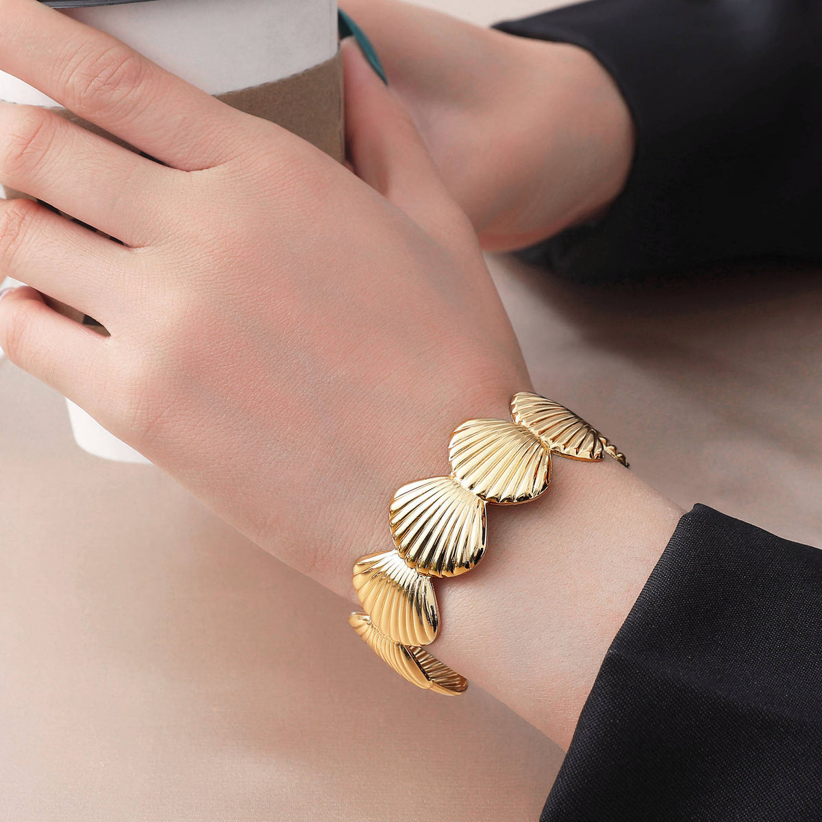 Women’s Shell Exaggerated Bracelet – golden Tone Adjustable Bracelet