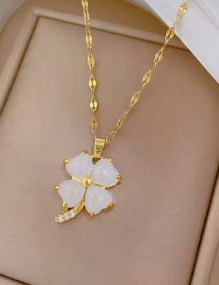 four-leaf clover Pendant Luxury Elegant Necklace – Heart Pendant for Women